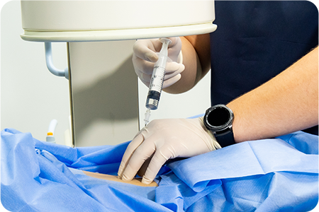 치료 약물 주입하는 사진