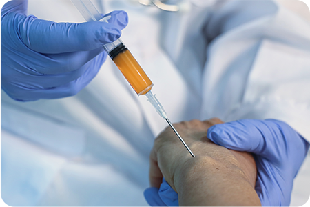 손상 부위 주사하는 사진